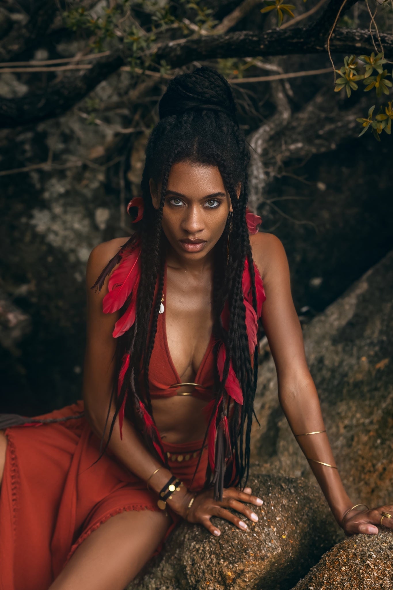 Add a touch of elegance to your wardrobe with this red Bohemian crop top!