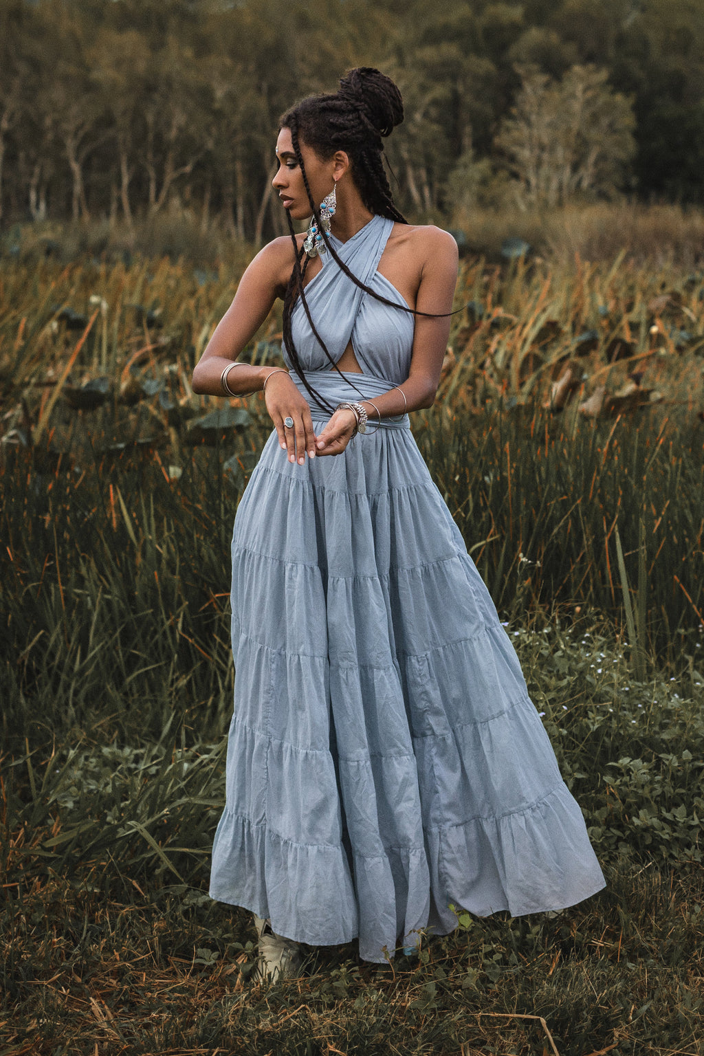 This light blue bohemian dress is perfect for any evening event. The open back and adjustable straps make it both comfortable and stylish.